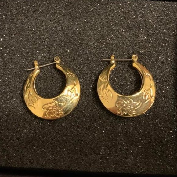 Jewelry - gold earrings with engraving
